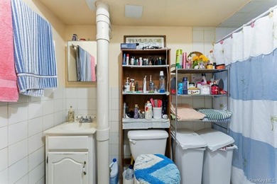 Welcome to 129-15 Sidway Place! A well-maintained attached brick - photo 27