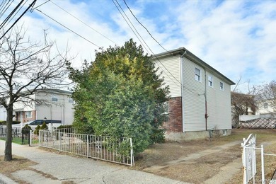 Welcome to this well-maintained 3-bedroom, 2.5-bathroom home in - photo 2