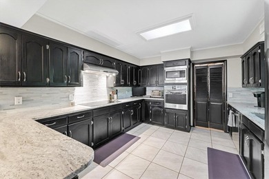 Beautiful home on 2 Acres in the Heart of Town - Near Lake - photo 16