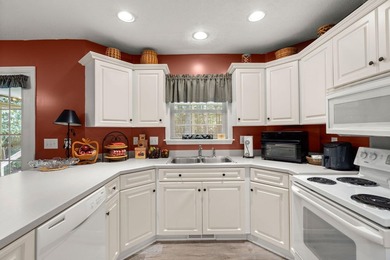 Nestled on a beautiful lot in the established Shadowmoss - photo 16