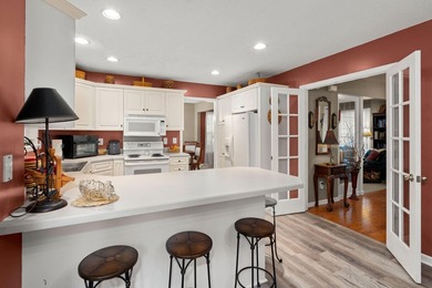 Nestled on a beautiful lot in the established Shadowmoss - photo 17