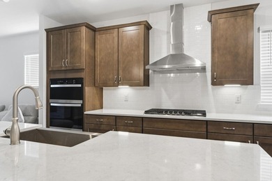 This popular Beazer Hickory model, built in April 2025, offers a - photo 7