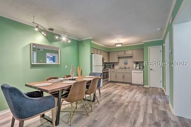 Excellent opportunity to own a beautifully updated villa in the - photo 3