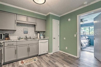 Excellent opportunity to own a beautifully updated villa in the - photo 4
