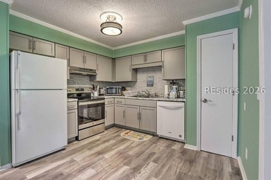 Excellent opportunity to own a beautifully updated villa in the - photo 5