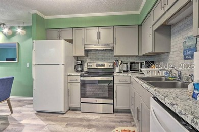 Excellent opportunity to own a beautifully updated villa in the - photo 6