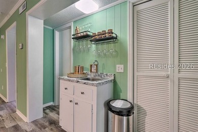 Excellent opportunity to own a beautifully updated villa in the - photo 10