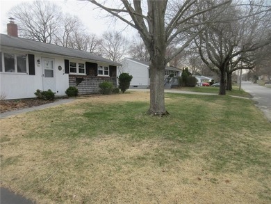 Warwick- * Buttonwoods * - 6 room ranch, 3 bedrooms, living room - photo 2