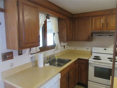 Warwick- * Buttonwoods * - 6 room ranch, 3 bedrooms, living room - photo 6