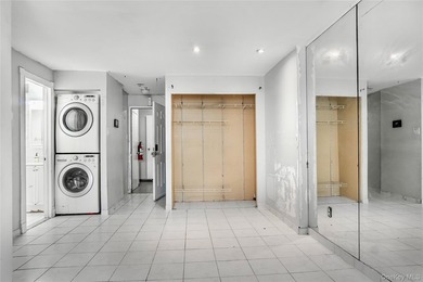 Spacious 1-bedroom condo in a desirable Canarsie community - photo 1
