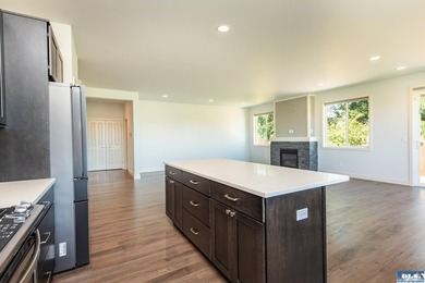 Enjoy easy living in this beautifully appointed 3 bedroom, 2 - photo 13
