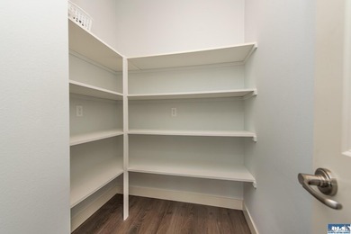 Enjoy easy living in this beautifully appointed 3 bedroom, 2 - photo 14