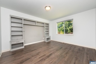 Enjoy easy living in this beautifully appointed 3 bedroom, 2 - photo 16