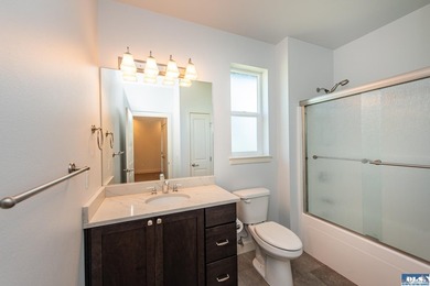 Enjoy easy living in this beautifully appointed 3 bedroom, 2 - photo 23