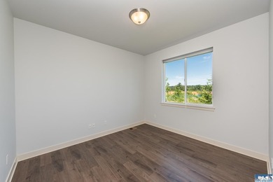 Enjoy easy living in this beautifully appointed 3 bedroom, 2 - photo 25