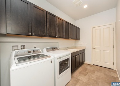Enjoy easy living in this beautifully appointed 3 bedroom, 2 - photo 27