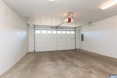 Enjoy easy living in this beautifully appointed 3 bedroom, 2 - photo 28
