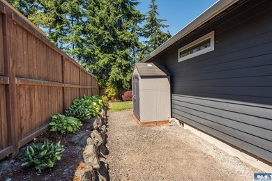 Enjoy easy living in this beautifully appointed 3 bedroom, 2 - photo 33