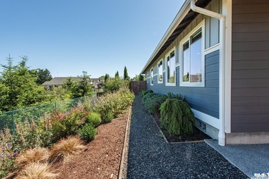 Enjoy easy living in this beautifully appointed 3 bedroom, 2 - photo 34