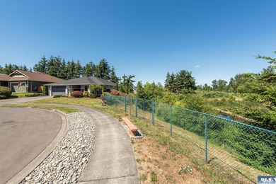 Enjoy easy living in this beautifully appointed 3 bedroom, 2 - photo 35