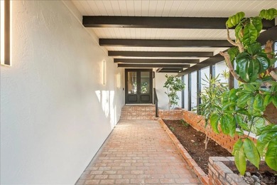 Fully renovated showpiece tucked away on a quiet cul-de-sac in - photo 4
