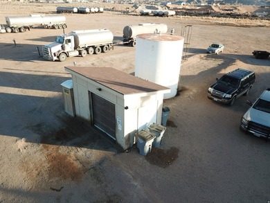 Prime 9-acre fully fenced commercial property! Office building - photo 28