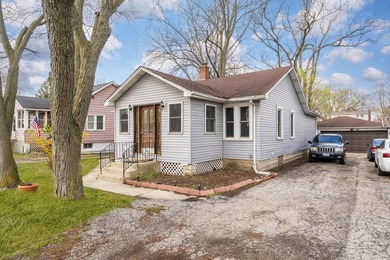 Charming bungalow in a prime Lisle location, directly across - photo 2