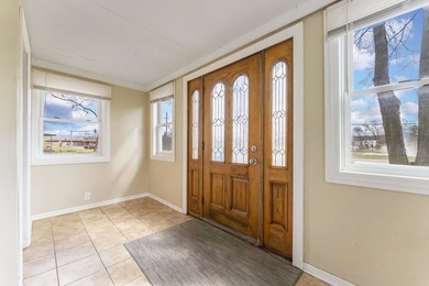 Charming bungalow in a prime Lisle location, directly across - photo 4