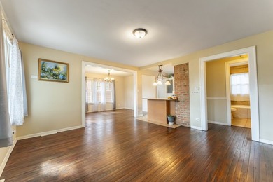 Charming bungalow in a prime Lisle location, directly across - photo 5