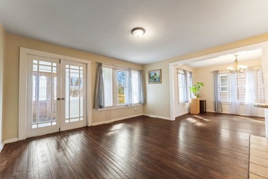 Charming bungalow in a prime Lisle location, directly across - photo 6
