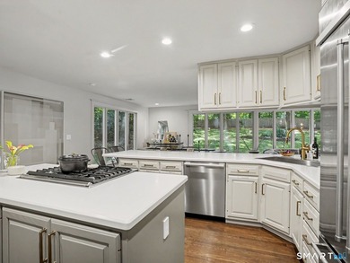 Spacious and beautifully updated ranch offering the perfect - photo 16