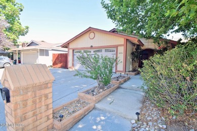 Beautiful single-story home in Sparks!! Large living room - photo 1