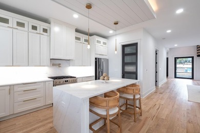 Stunning Modern Lakefront New Construction | 150 Ft of Lake - photo 20