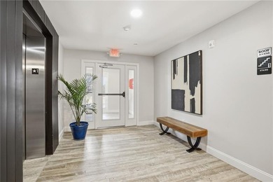 **SPACIOUS 1 BED UNIT, HUGE WALK-IN CLOSET, GREAT SEASONAL WATER - photo 3