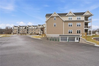 **SPACIOUS 1 BED UNIT, HUGE WALK-IN CLOSET, GREAT SEASONAL WATER - photo 4
