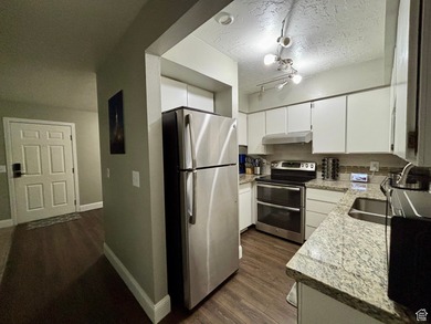 Updated 2-bed, 1 bath Top Floor Condo, near UVU & BYU - photo 10