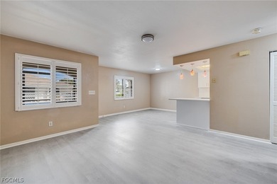 Gorgeous renovated ground floor unit in a desirable and private - photo 7