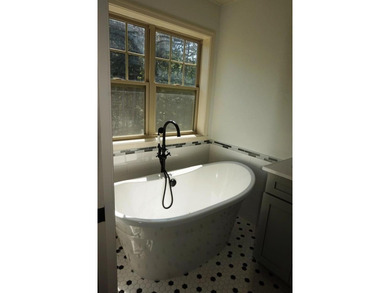 Beautiful open design custom home offers 3 BRs, 4 baths, hickory - photo 10