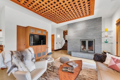 Iconic Mountain Retreat with World-Class Views! Perched on one - photo 18
