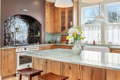 Located in Newport's Historic Point neighborhood, this newly - photo 9