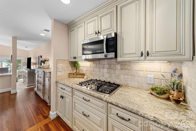Welcome to a rare waterfront retreat in the highly sought-after - photo 12