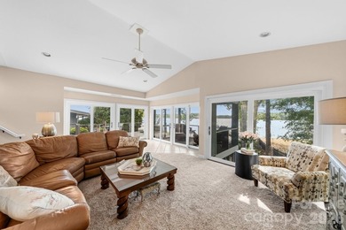 Welcome to a rare waterfront retreat in the highly sought-after - photo 14