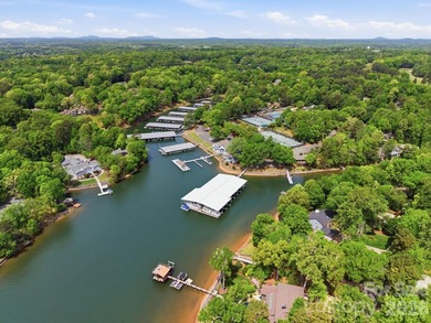 Welcome to a rare waterfront retreat in the highly sought-after - photo 38
