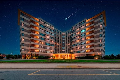 Beachfront Living at The Warwick - Beautiful 1BR/1BA in great - photo 1