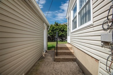 Charming Cape in Glen Cove - Space, Style, and Convenience - photo 29