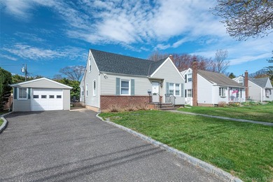 Charming Cape in Glen Cove - Space, Style, and Convenience - photo 30