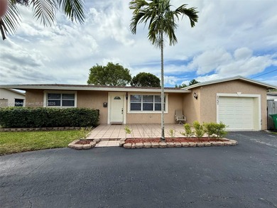 (private lake, pond, creek) Home For Sale in Cooper City Florida