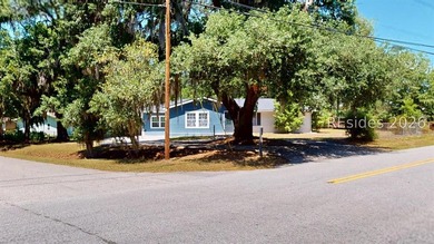 A spacious 4-bedroom, 2-bath home featuring over 2,200 square - photo 2
