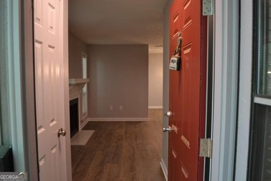 Gorgeous, professionally renovated Woodridge condo located in - photo 4
