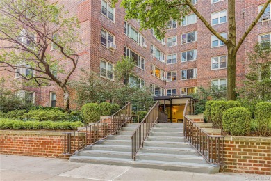 Lake Home For Sale in New York (Manhattan), New York